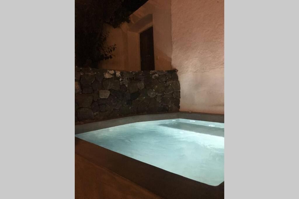 Villa Santorini Folia Cave House With Jacuzzi Pyrgos Kallistis Exterior foto